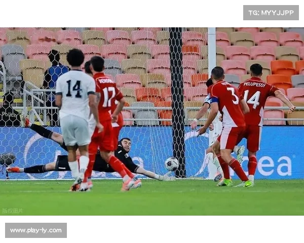 伊拉克点球绝杀后，球员跪地落泪